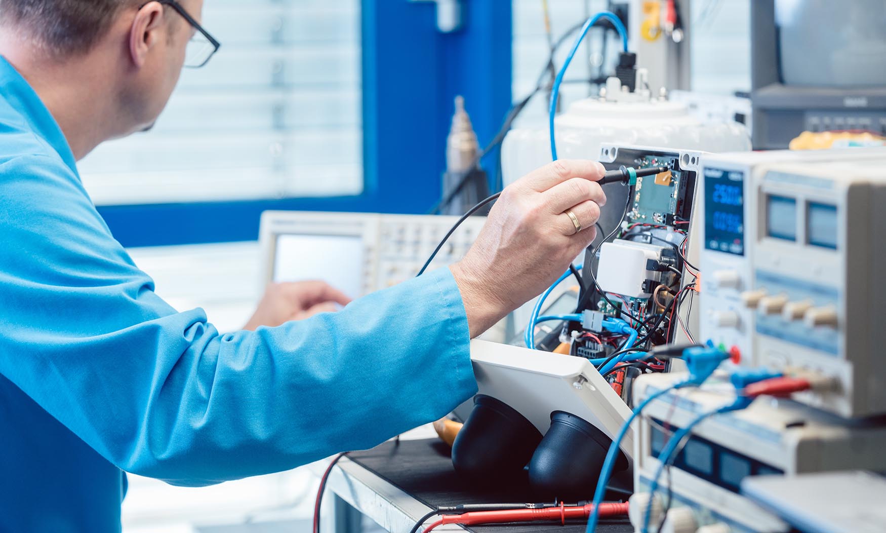 Electronics engineer troubleshooting defects in a hardware product
